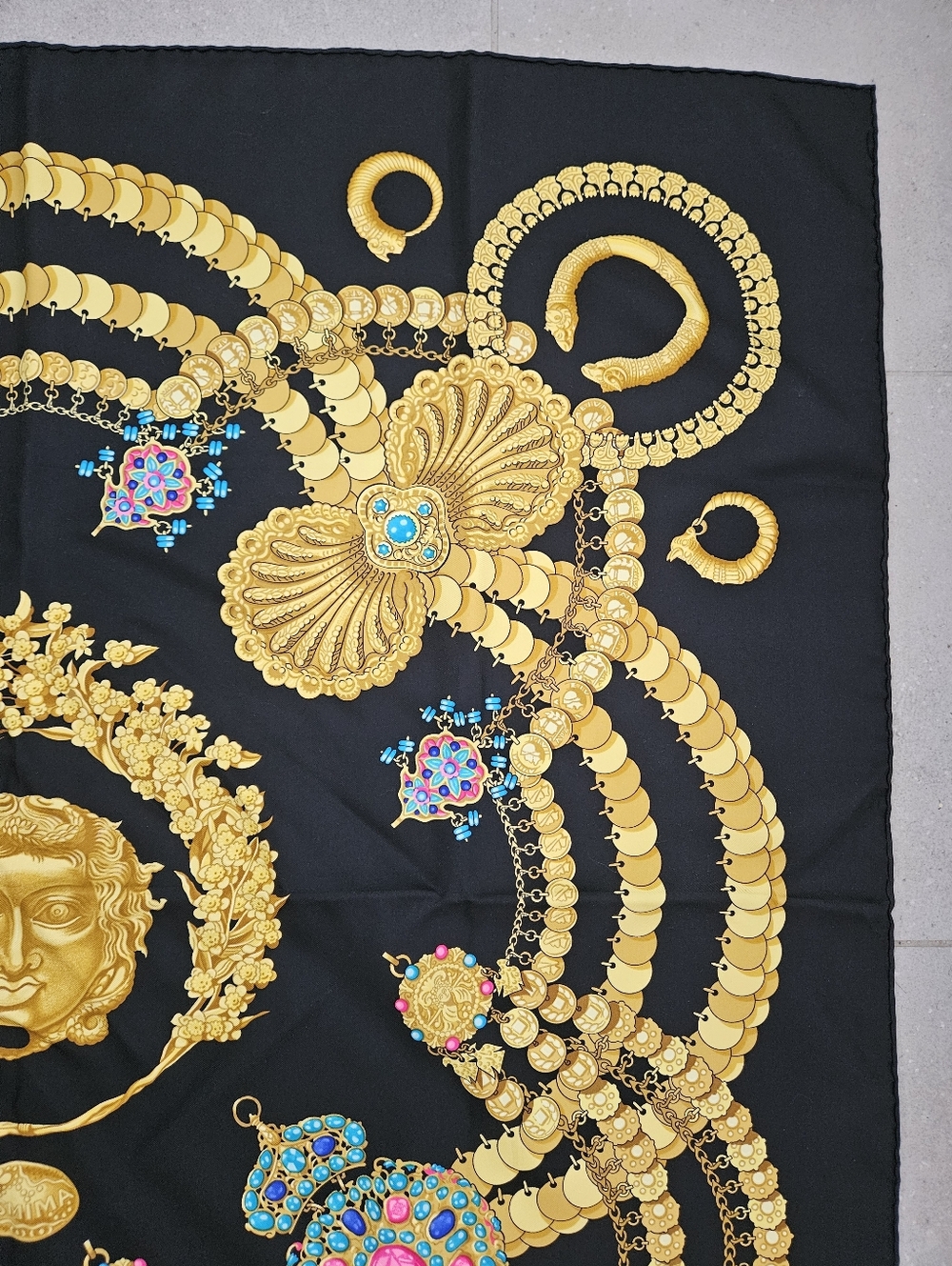 🇨🇵HERMES "Kosmima" Black & Gold Medallion Silk Scarf 90X90cm(approx) authentic - Picture 8 of 12